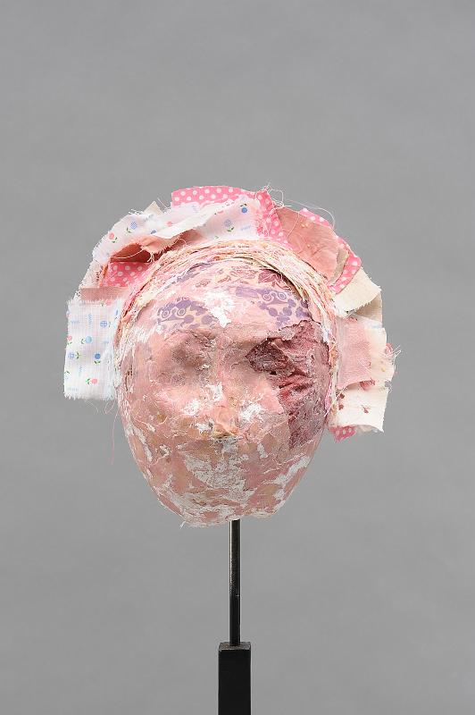 0111.jpg - 111.Anneleen Hendrickx(Stedelijke Academie voor Schone Kunsten, Sint Niklaas)-"Verwee(f)(r)d"-  "identiteit -> was = kneedbaar, vormbaar (zoals identiteit)                        = huid -> textiel, kledij (tonen van identiteit) = 2e huid (plooien rimpels, oppervlak -> sporen van leven)identiteit –> gevormd door herinneringen, ideëen, ervaring -> stof, textiel (“stukken” uit je leven in je hoofd)-> materiaalgebruik + kleur = vrouwelijk -> vrouwelijke identiteit"