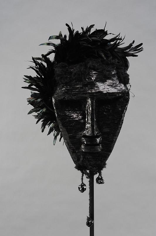 0123.jpg - 123.Patricia Van Laeken(SYNTRA Brussel, campus Ukkel)-"Jul"-Identiteit: iedereen heeft ze. Maar klopt ze wel ?Door in het vel van een ander te kruipen. En de veren van een ander te dragen. 