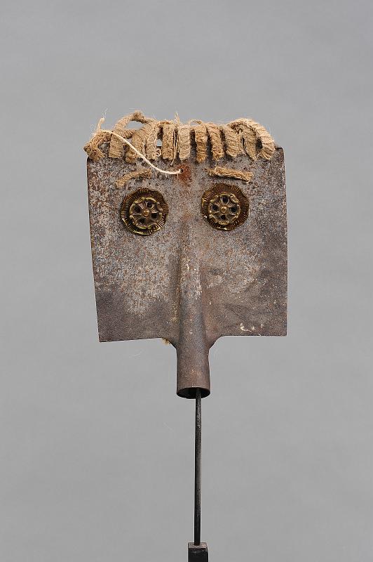 081.jpg - 81.Ellen  Stemgée(Stedelijke Kunstacademie, Oostende)- "Begraven grenzen"- Het masker zonder grenzen bekijkt de wereld door veelzijdige ogen. Zijn gelaat begraaft grenzen en laat je zoeken naar de culturen achter elk masker. De verschillende haarlokken staan symbool voor de verschillende persoonlijkheden van de mens, worden als het ware samengebonden tot één gemeenschap.