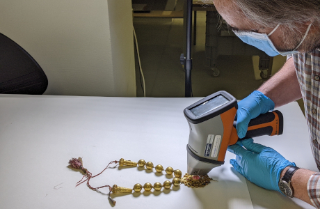 homme analysant le collier avec une machine