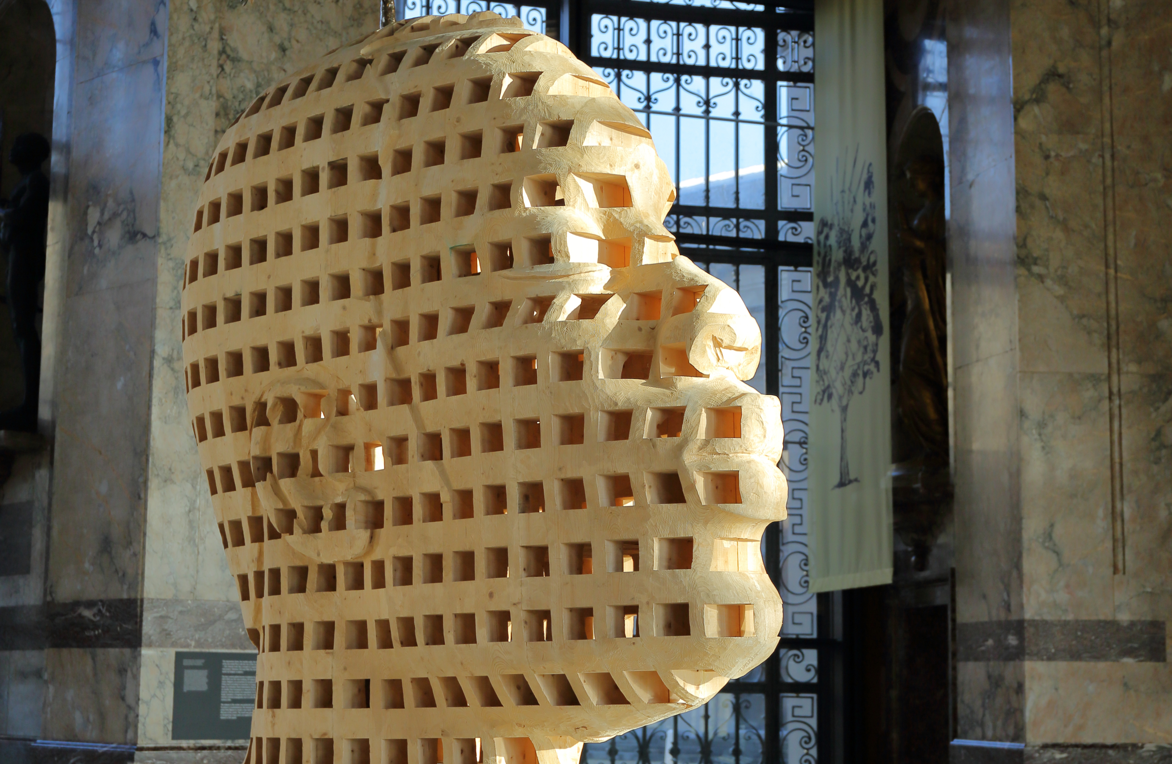 photo d'une des sculptures d'Aime Mpane dans la grande rotonde, le lien ouvre l'image en haute résolution