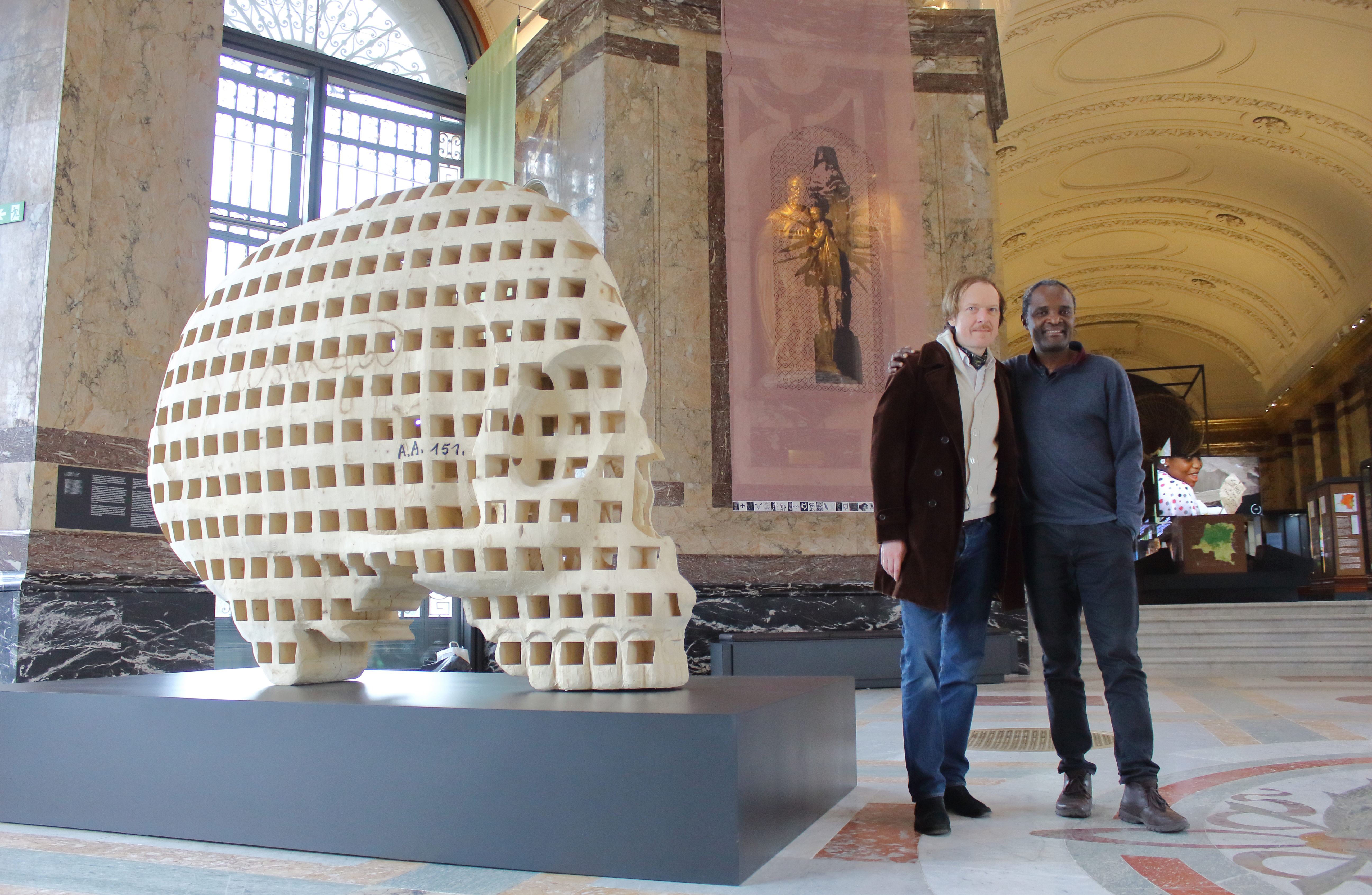 portrait des artistes Aime Mpane et Jean-Pierre Muller dans la grande rotonde, le lien ouvre l'image en haute résolution
