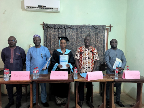 Mlle Musombwa Kubota Espérance au milieu des membres du jury présent physiquement lors de la proclamation du résultat de sa soutenance publique (Université d’Abomey Calavi, Bénin, 27/07/2022) : de gauche à droite, Professeur Elie MONTCHOWUI, Professeur Philippe LALEYE, Musombwa Kubota Espérance, Professeur Elie FIOGBE, et Docteur Djiman LEDEROUN.