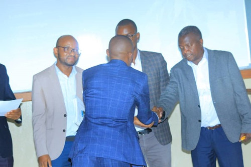 M. Lewis Ngoy Kalumba shaking hands with the jury members after the announcement of the result (University of Lubumbashi, UNILU, 27/12/2023).