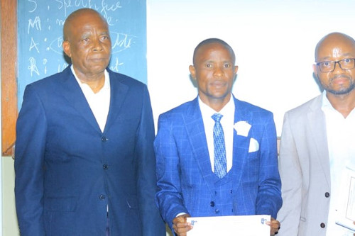 M. Lewis Ngoy Kalumba in between two jury members after the announcement of the result (University of Lubumbashi, UNILU, 27/12/2023). From left to right: Prof. Kasongo Aseke (president) and Prof. Emmanuel Abwe (secretary).