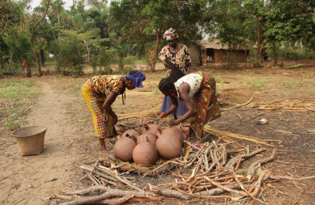 photo de femmes fabriquant des pots