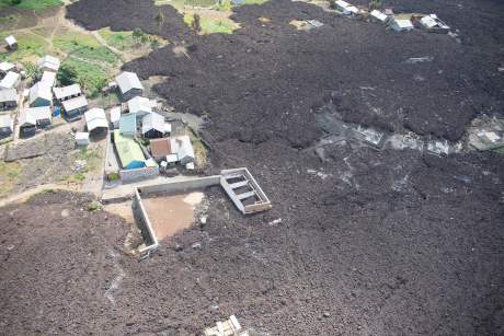 een deel van de stad bedekt met lava