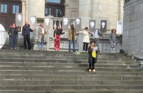 Photo : Judith Elseviers prononce un discours lors de l'action de l'asbl Hand in Hand au KMSKA, 2024