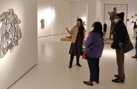 Guide à votre disposition dans l'exposition Mabele eleki lola !