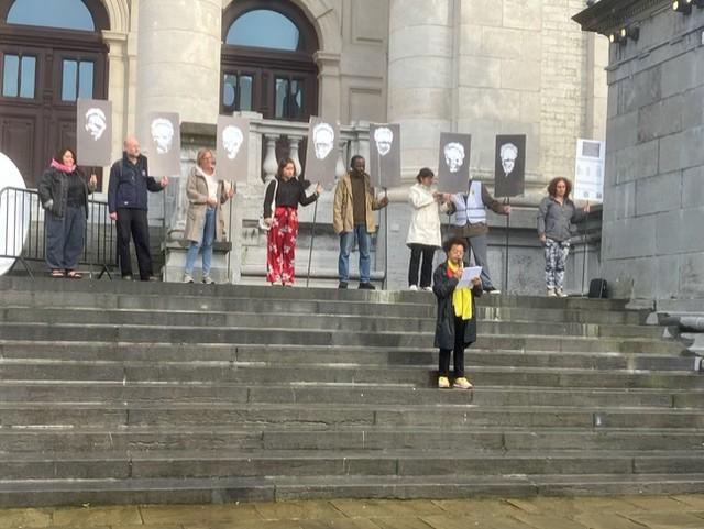 Photo : Judith Elseviers prononce un discours lors de l'action de l'asbl Hand in Hand au KMSKA, 2024