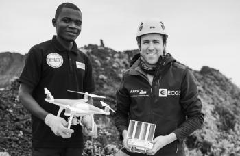Benoît Smets en Fidèle Amani gebruiken een drone voor onderzoek van de Nyaragongo vulkaan in de DR Congo. 