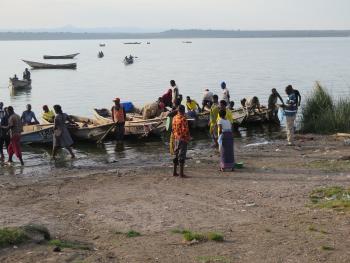 Pêcheurs sur une aire d’accostage au bord du lac Édouard, en Ouganda